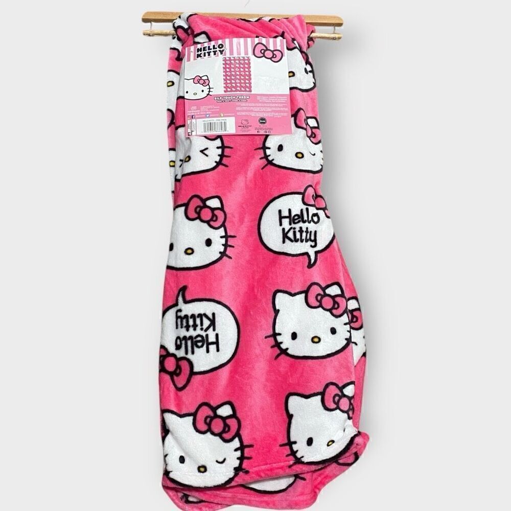 Hello Kitty Sanrio “Chat Bubble” Plush Silk Touch Pink Throw Blanket 50" x 70"